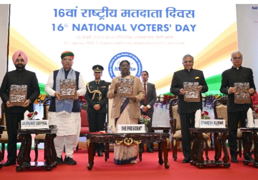 राष्ट्रपति द्रौपदी मुर्मू 16वें राष्ट्रीय मतदाता दिवस 2026 समारोह में संबोधित करती हुई