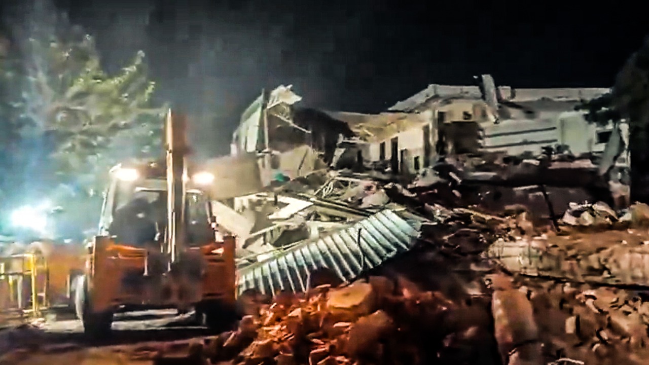 दिल्ली में आधी रात बवाल: अतिक्रमण हटाने गई टीम पर पथराव