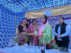 जयपुर में नारी संवाद कार्यक्रम में रानू पाराशर महिलाओं के मानसिक स्वास्थ्य पर संवाद करती हुईं 