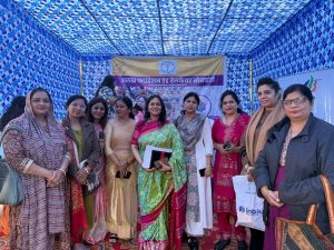 जयपुर में नारी संवाद कार्यक्रम में रानू पाराशर महिलाओं के मानसिक स्वास्थ्य पर संवाद करती हुईं 
